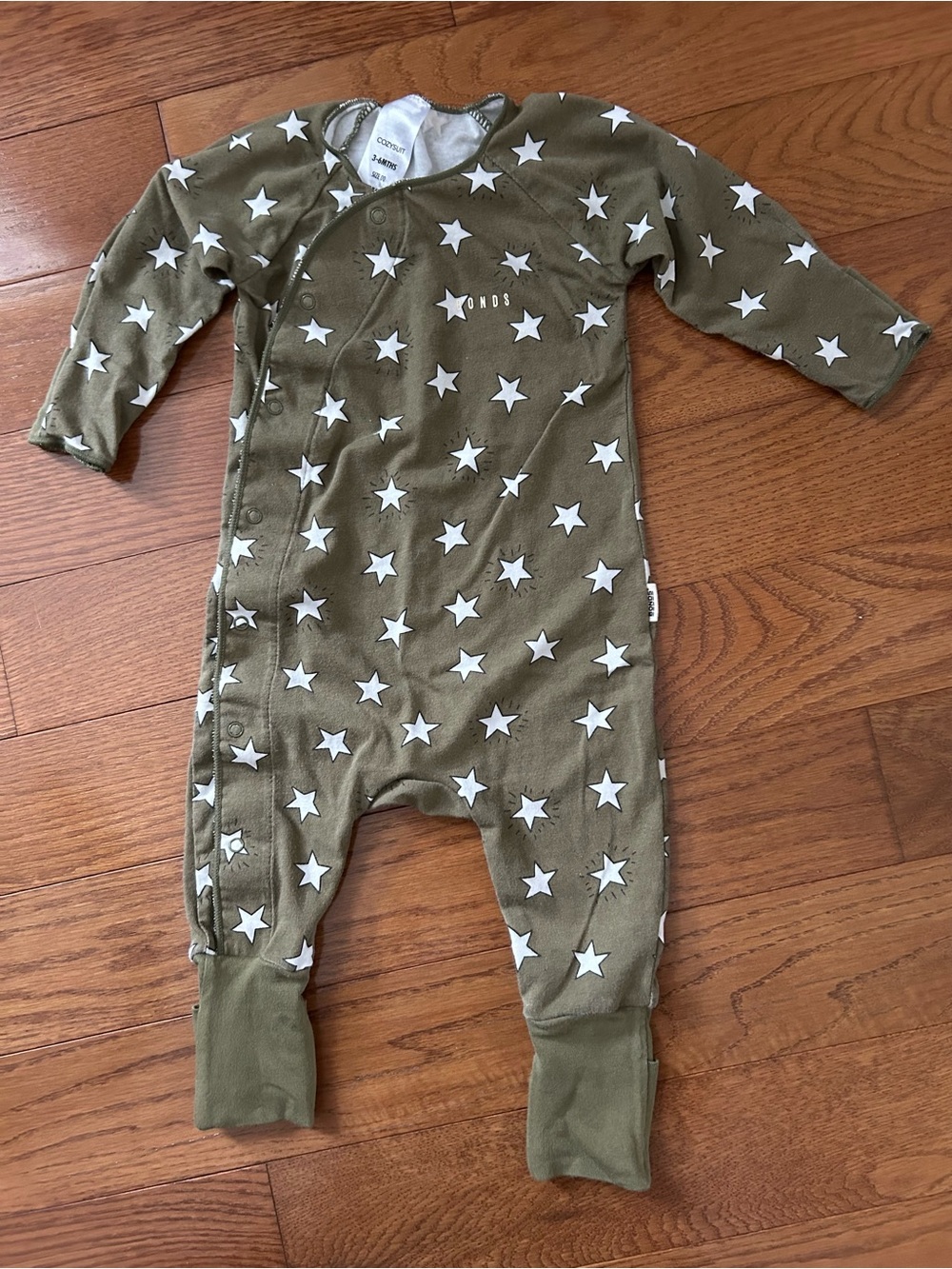 BONDS Cozysuit in Olive Green Star Print
Size 3-6M
